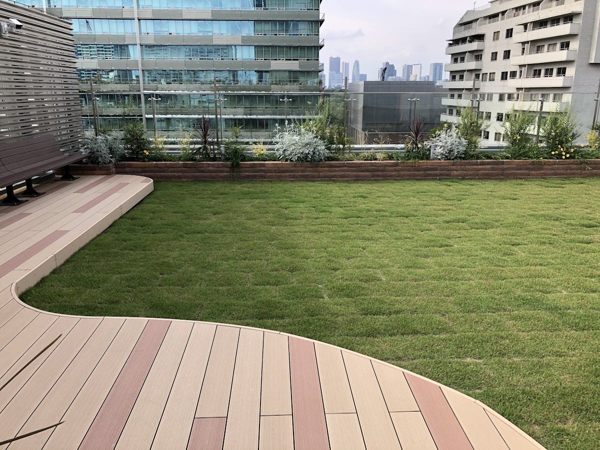 渋谷区の公共施設屋上緑化への散水機導入。