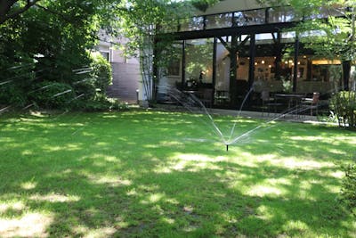 【飲食店への自動散水施工事例】木漏れ日あふれる芝生のお庭にスプリンクラーを導入。