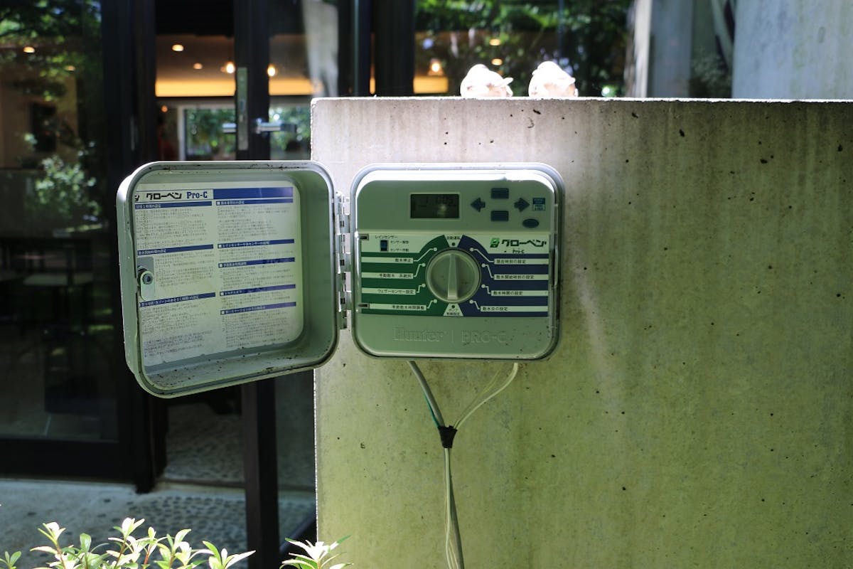 芝生のお庭にポップアップスプリンクラーを導入。