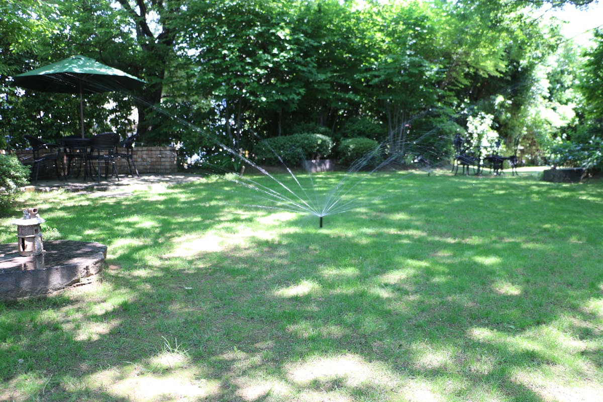 芝生のお庭にポップアップスプリンクラーを導入。