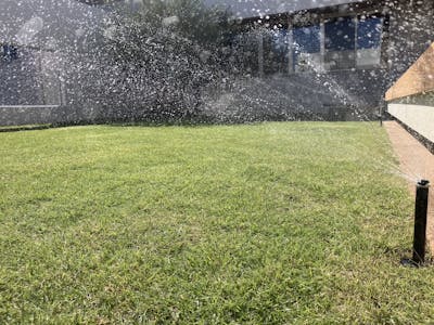 【個人邸への自動散水導入事例】スプリンクラーで叶える青々とした芝生