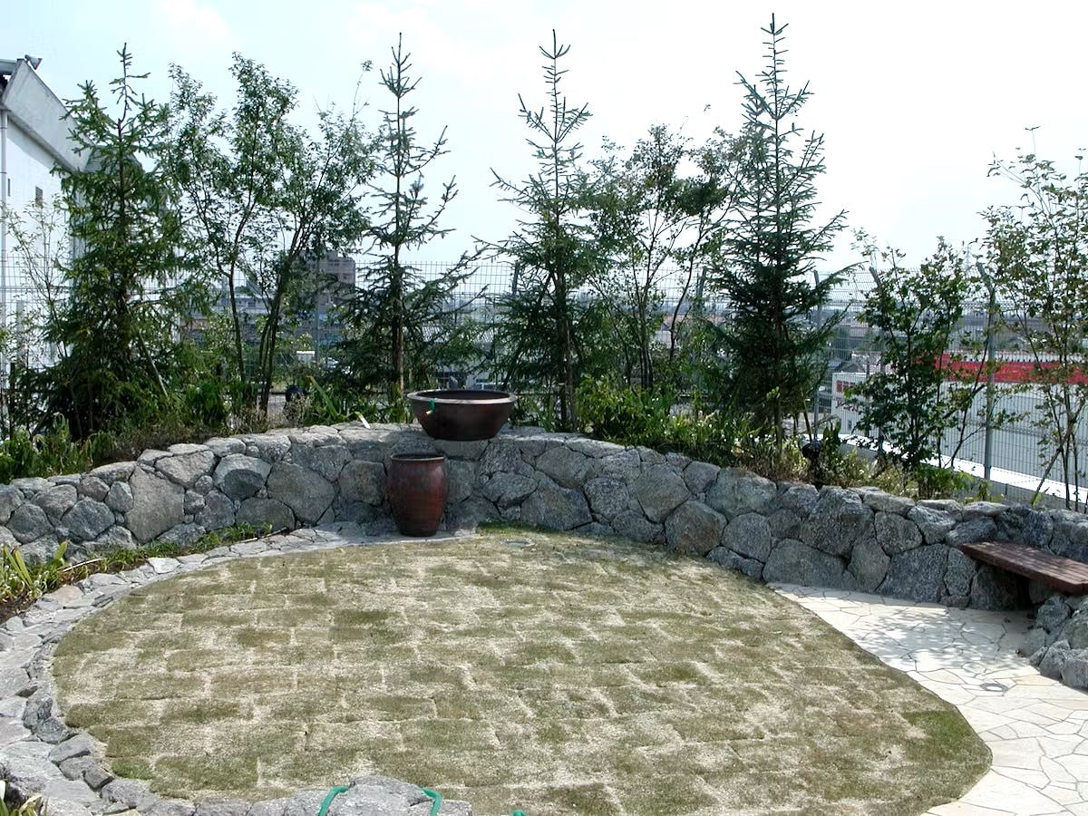 屋上緑化の施工例　愛知県内の社屋・屋上庭園に散水機導入