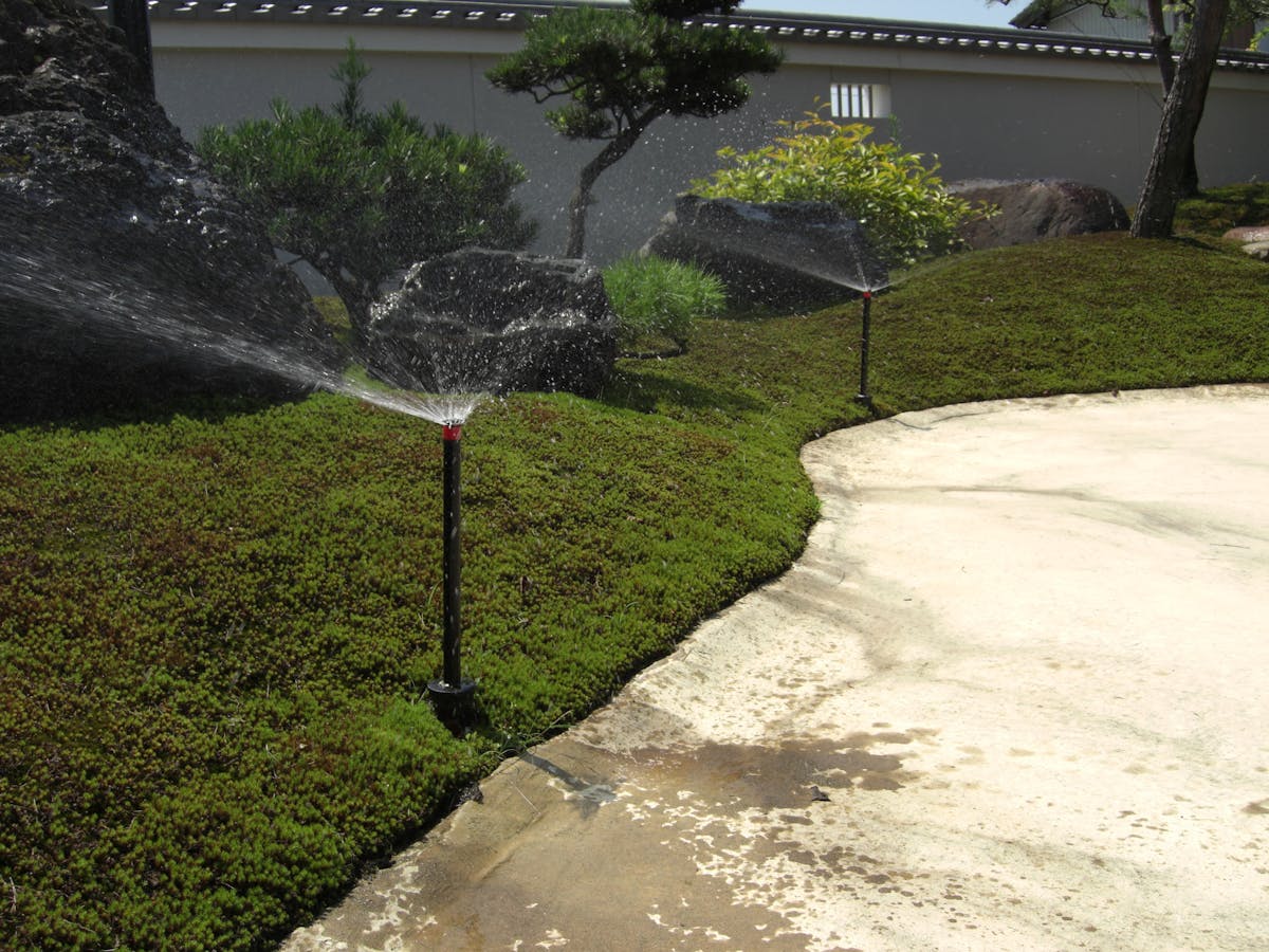 寺社仏閣の苔庭、国宝の日本庭園に使える散水機