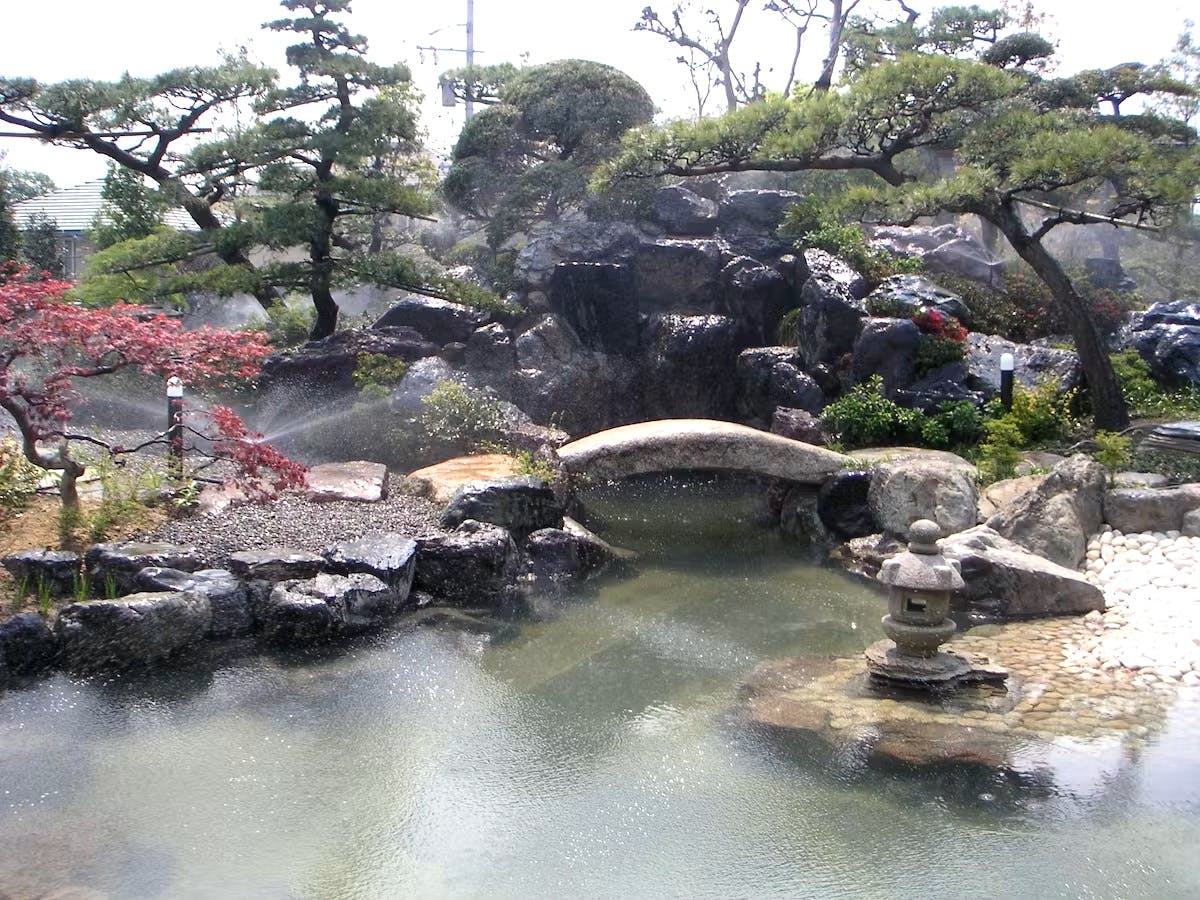 個人邸の施工例　池のある日本庭園へ散水機導入