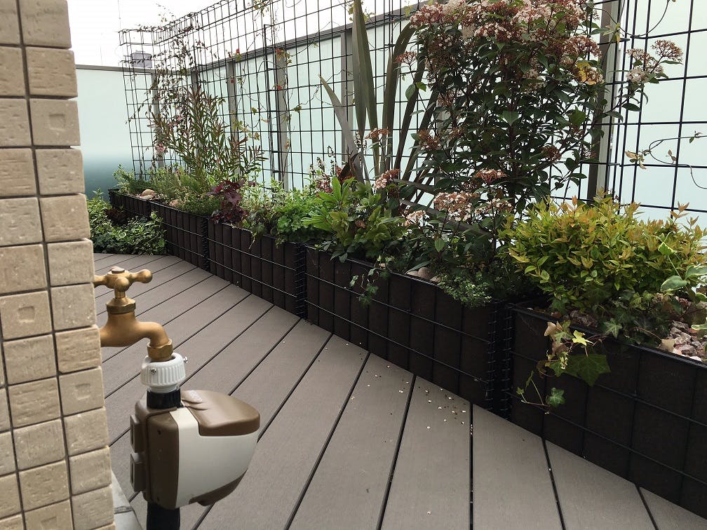 ベランダ緑化への施工例　お洒落なベランダ庭園に自動散水システム導入