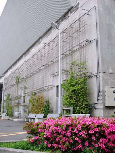 【商業施設の施工例】大規模国際展示場の壁面緑化へ自動散水導入。