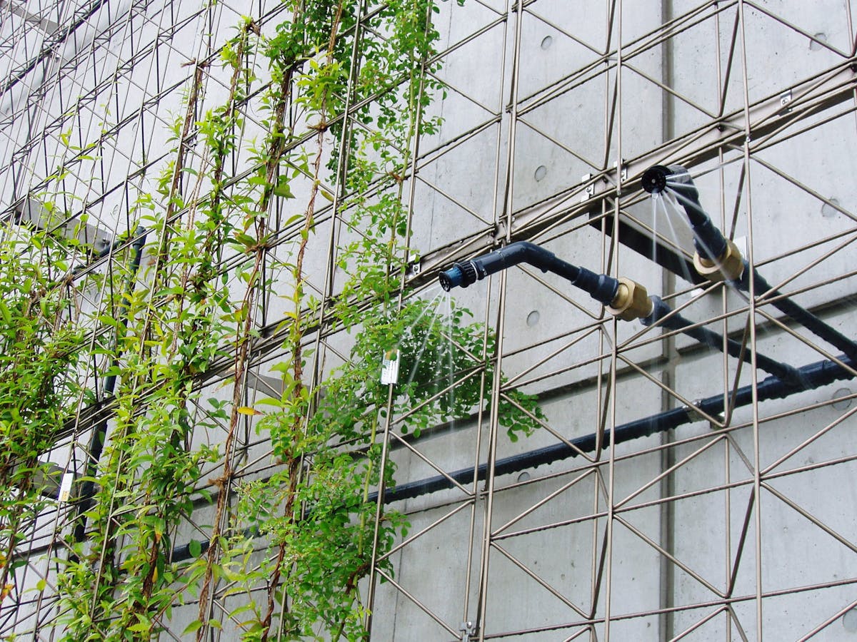 大規模国際展示場の壁面緑化へ自動散水導入。ジェットスプレー＆シュラブヘッド