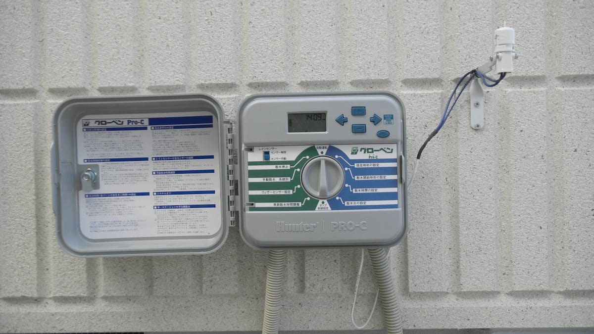 【使用している散水機】コントローラーは電池交換不要の電源式を採用。