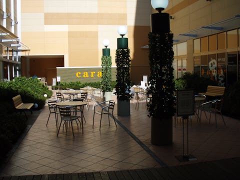 【商業施設への施工例】ショッピングセンター中庭への自動散水導入。