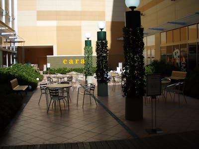 【商業施設への自動散水施工事例】ショッピングセンター中庭へのドリップチューブ導入。
