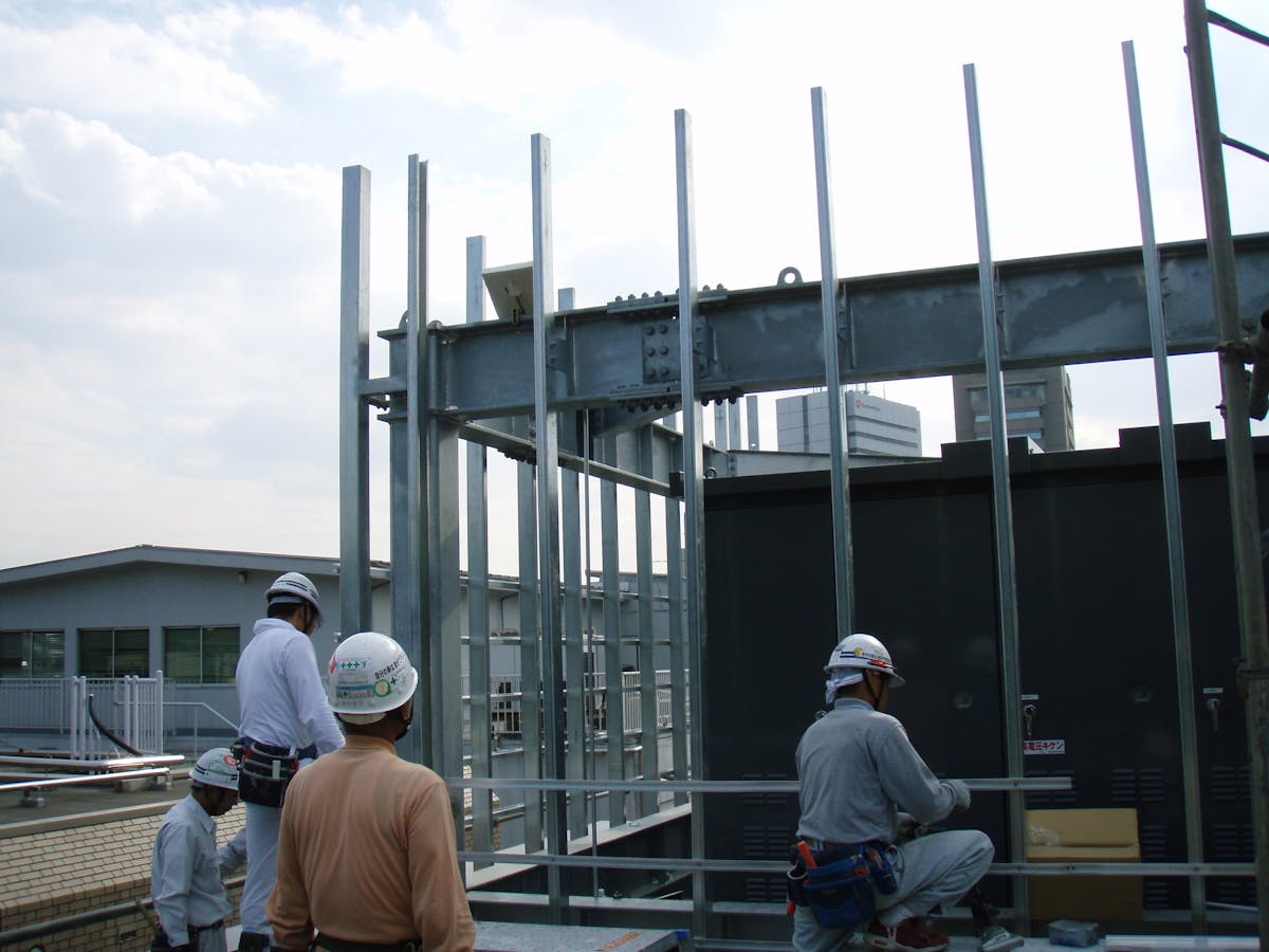 散水コントローラー用ソーラーパネルを別所(高い位置)