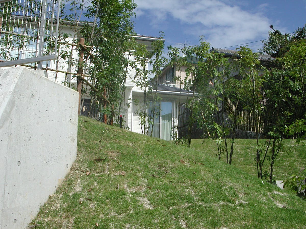 傾斜地への散水スプリンクラー設置