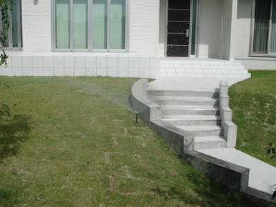 【個人邸の自動散水施工事例】傾斜のある芝生のお庭へスプリンクラー導入