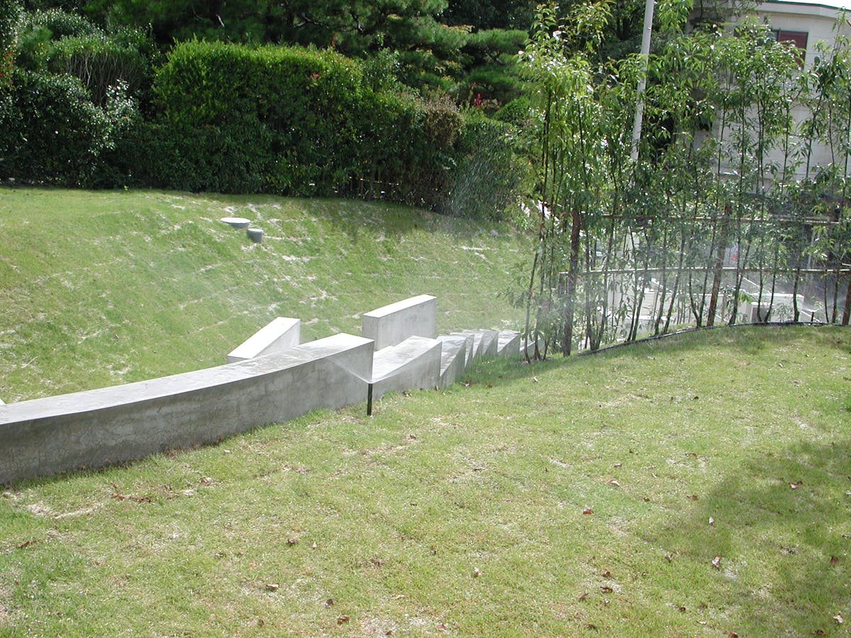 傾斜地への散水スプリンクラー設置