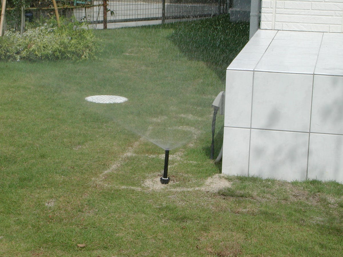 タイルポーチ沿いに散水スプリンクラー設置。