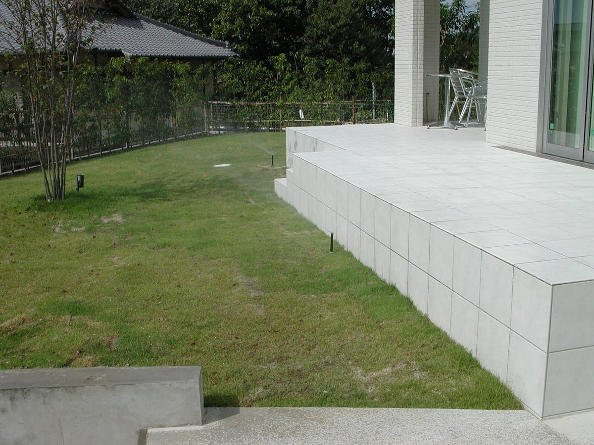 タイルポーチ沿いに散水スプリンクラー設置。