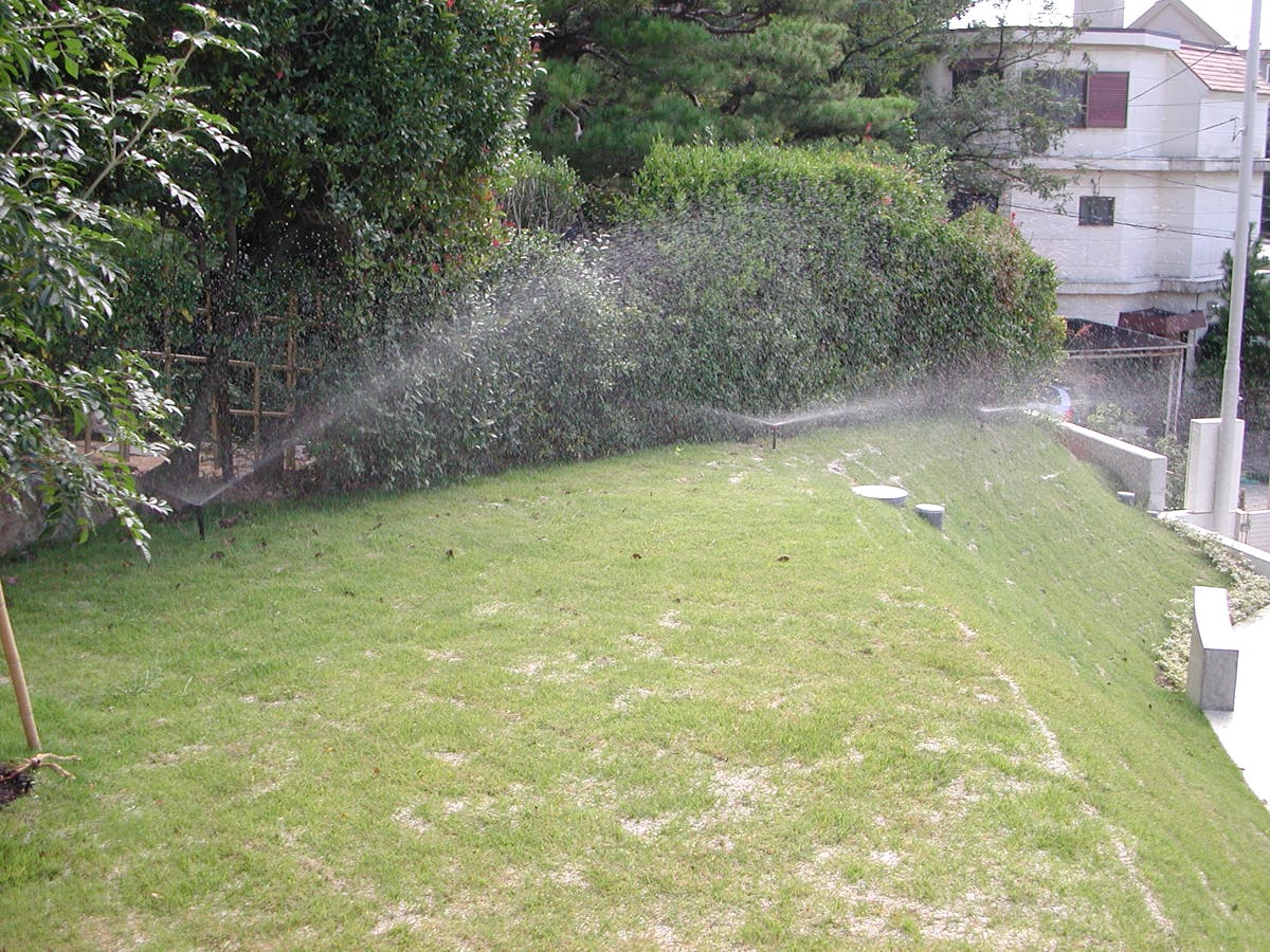 建物外構に散水スプリンクラーを設置。