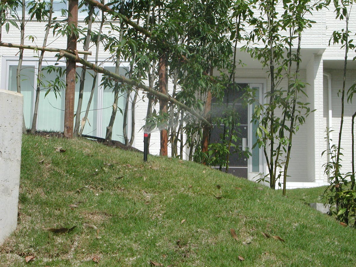 傾斜地への散水スプリンクラー設置