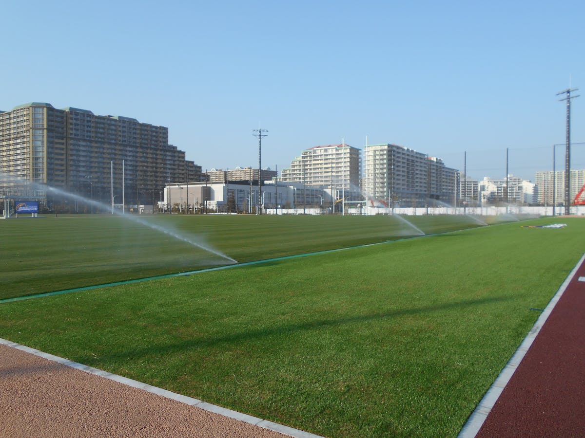 千葉県の「有名アメフトチームの練習場」に自動散水システムを導入しました。