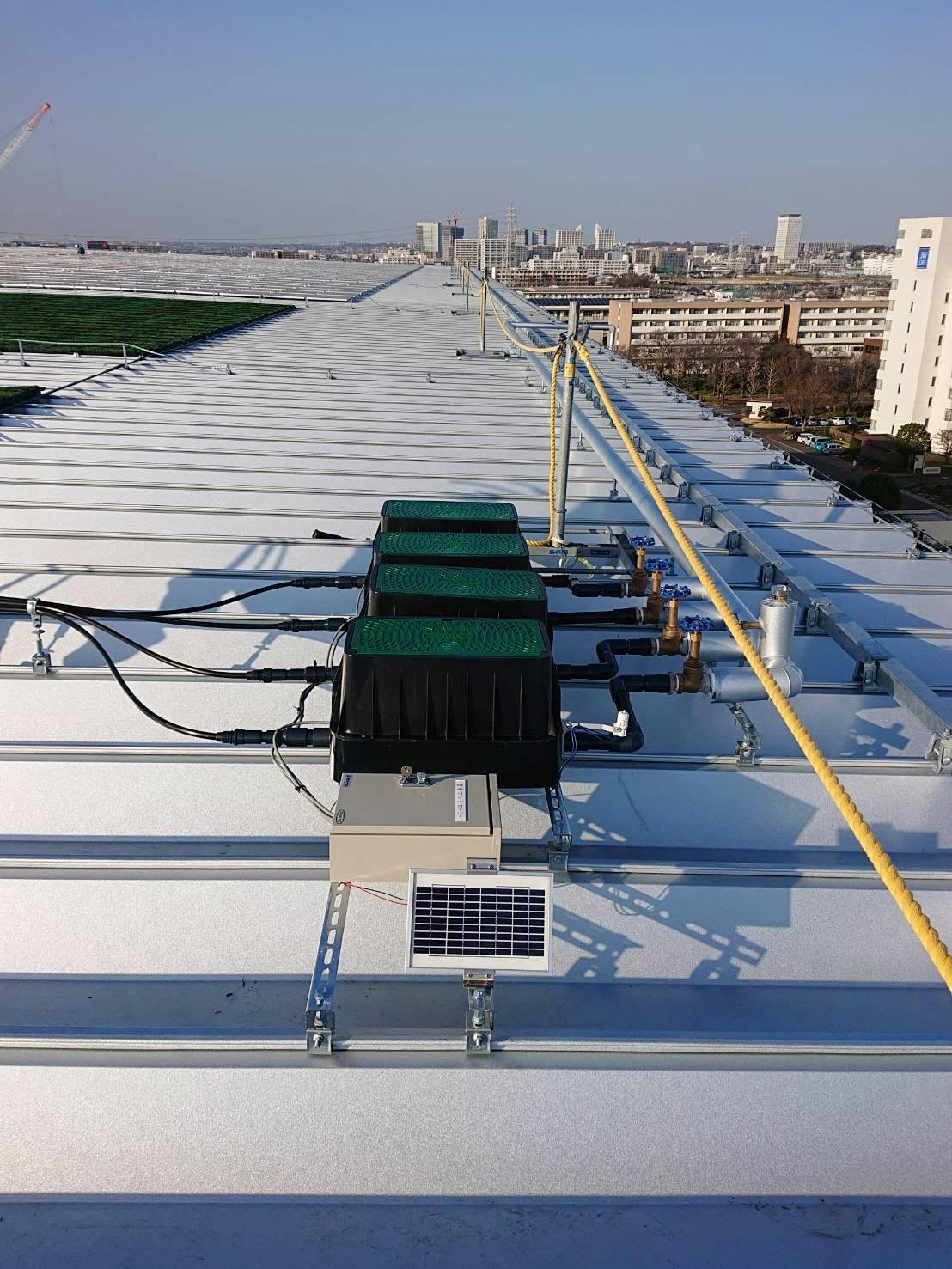 屋上の薄層緑化基盤への散水機導入