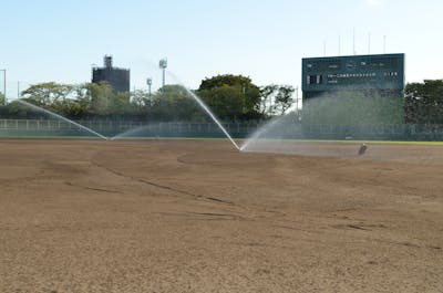 【スポーツフィールドの自動散水施工事例】有名野球場へ防塵対策でスプリンクラーを導入。
