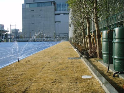 【校庭の自動散水施工事例】中学校の芝生の校庭にスプリンクラーを導入