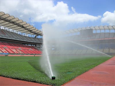 【グラウンドの施工例】鹿島の有名サッカースタジアムに散水機導入