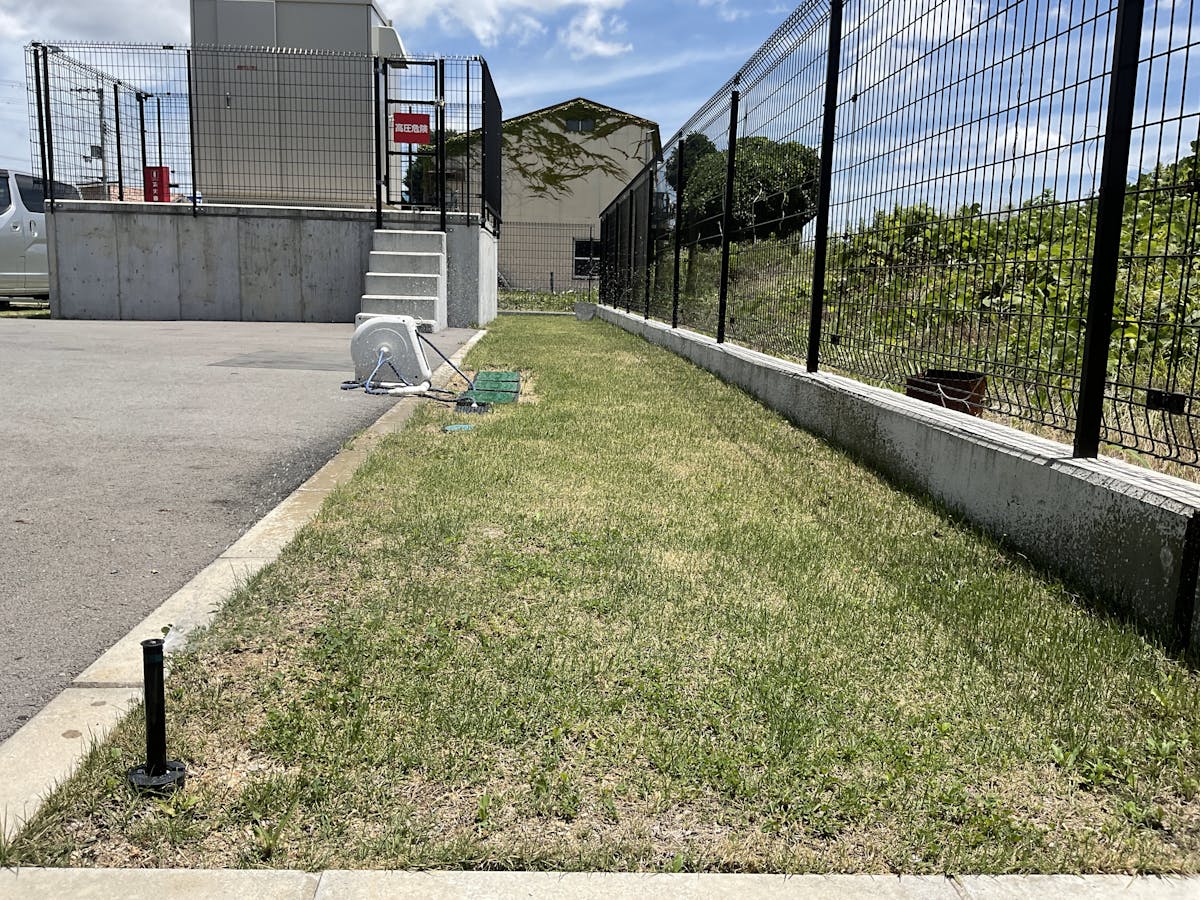 事業所の施工例】細長い緑地帯にスクエアノズルスプリンクラー導入。 Honoson スプリンクラー サークルパターン スポットスプリンクラー 芝生 庭 回転 水 金属 スクエア スプリンクラー 調節可