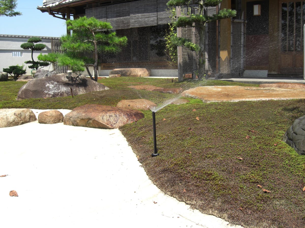 寺社仏閣の苔庭、国宝の日本庭園に使える散水機、自動散水システム