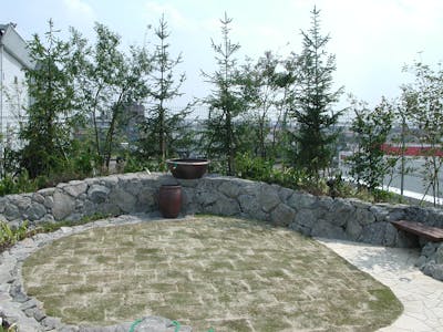 【屋上緑化の自動散水施工事例】愛知県内の社屋・屋上庭園にドリップチューブを導入