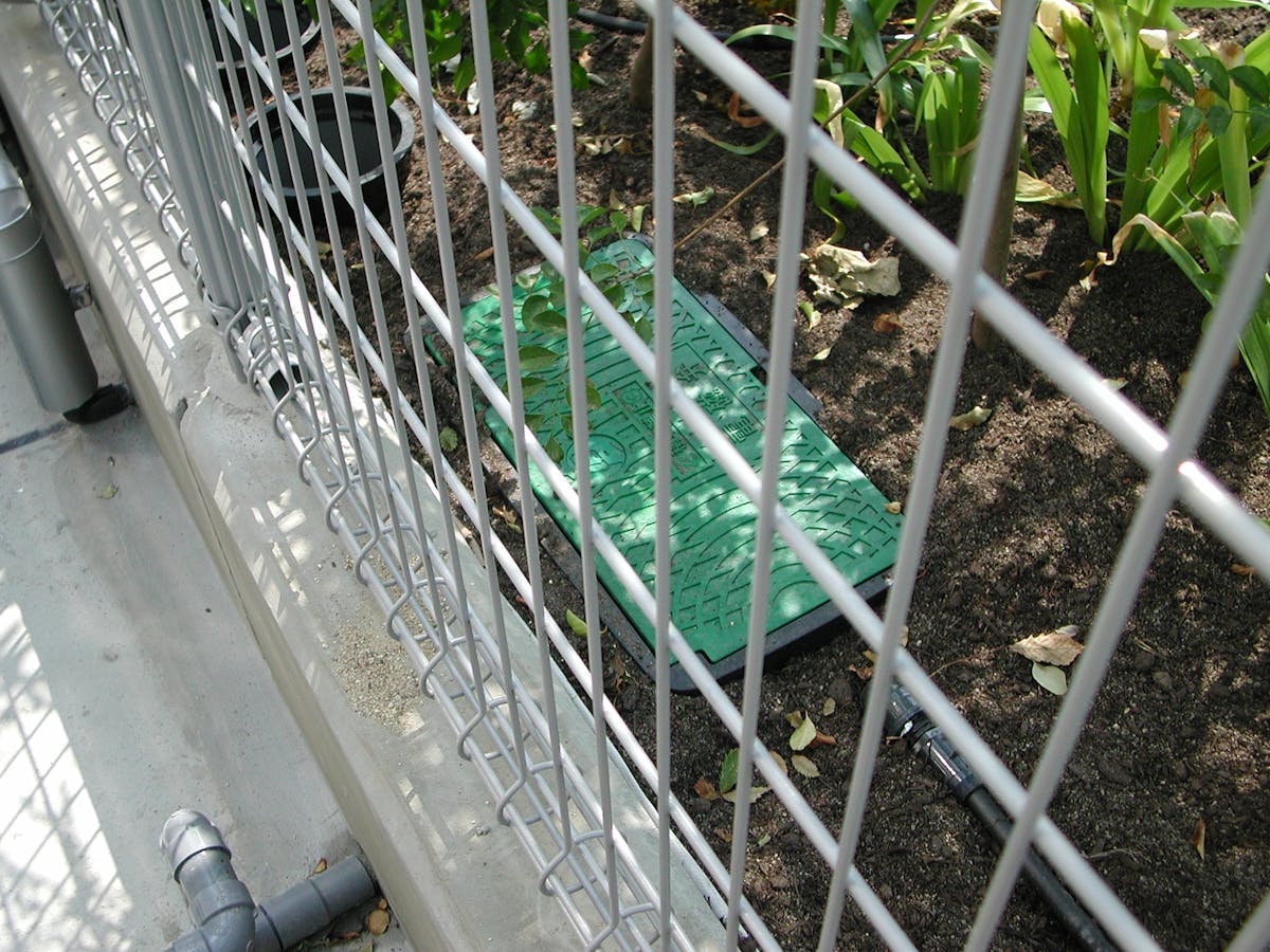 水やり管理ができない屋上庭園に自動散水システム導入