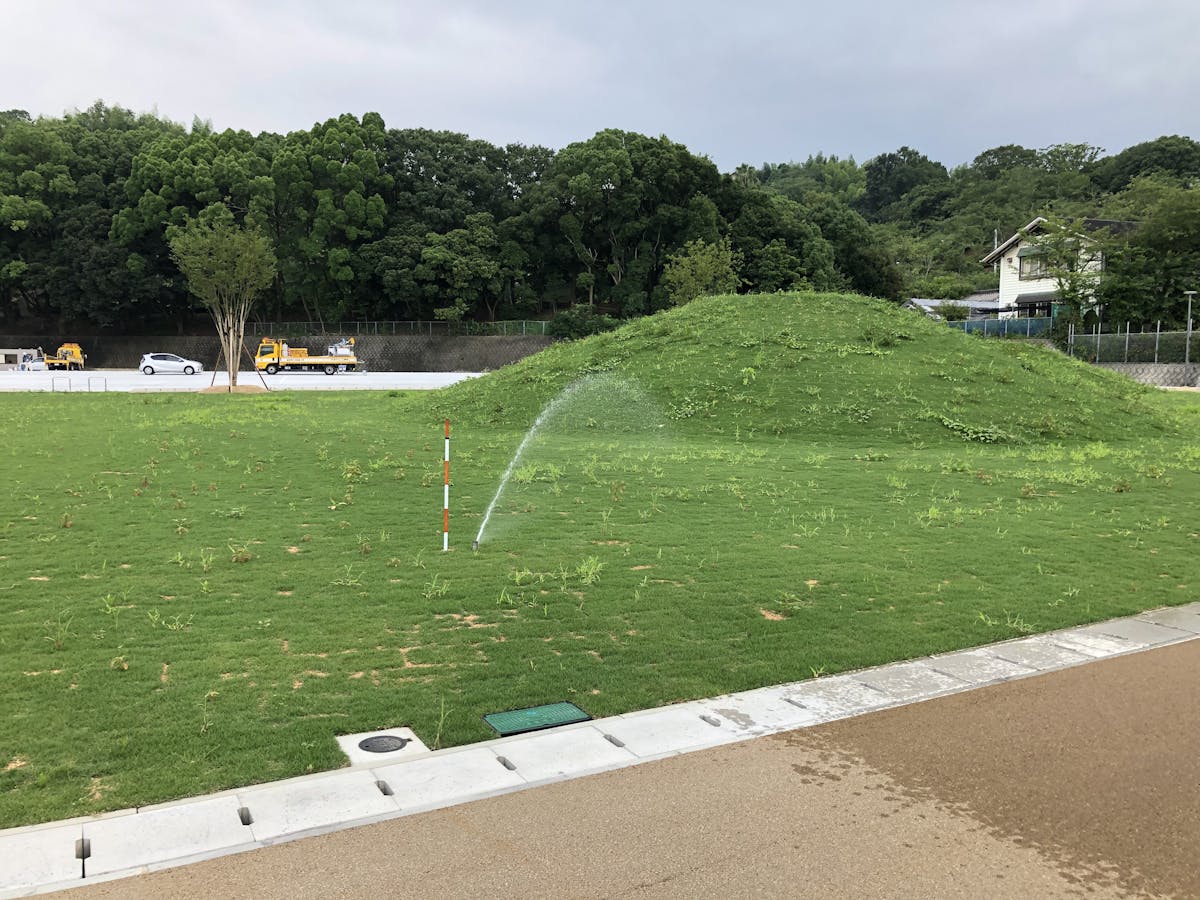 愛媛県今治の公園に大型スプリンクラーなど自動散水システムを導入しました。