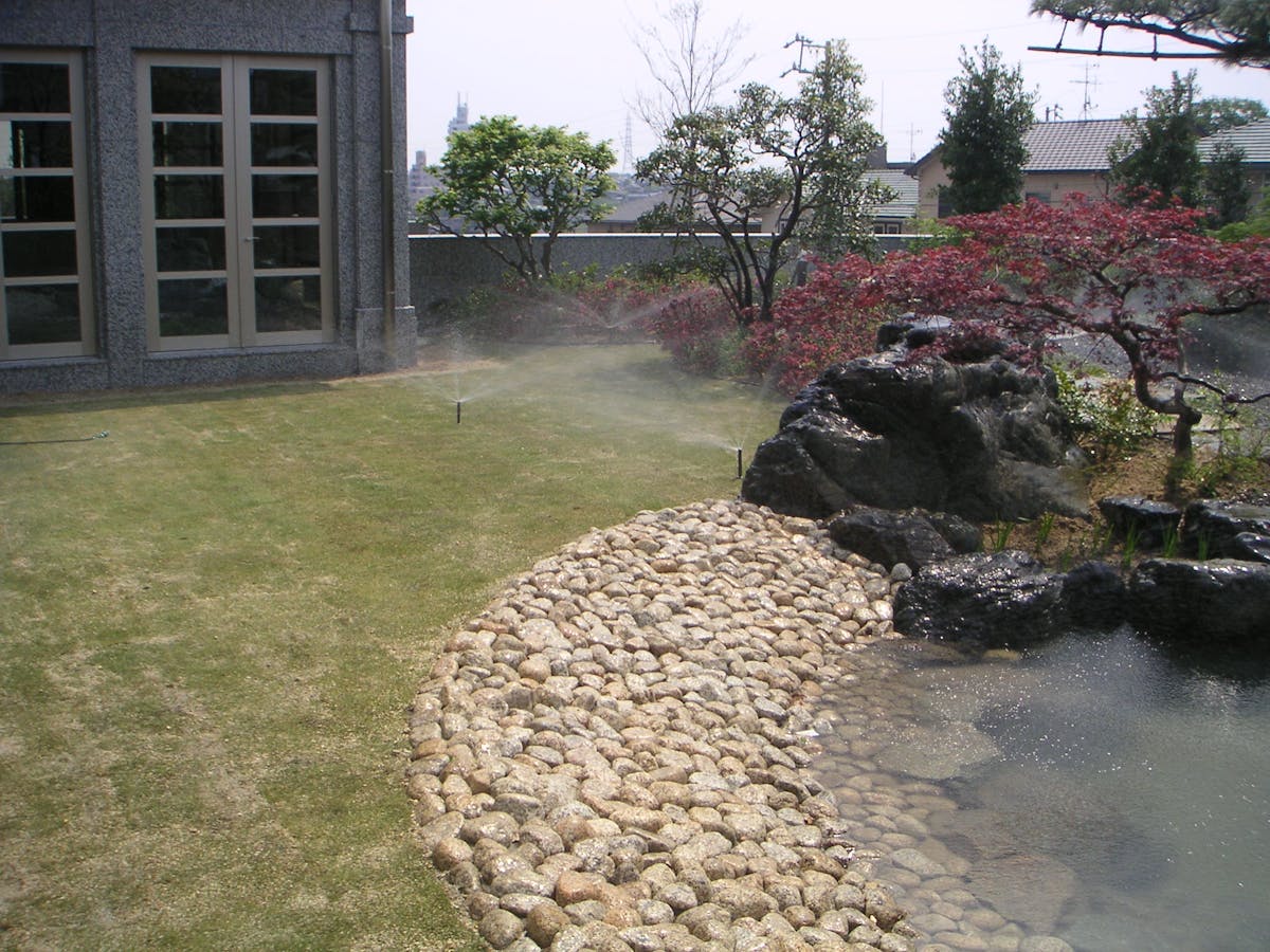 寺社仏閣の苔庭、国宝の日本庭園に使える散水機、自動散水システム