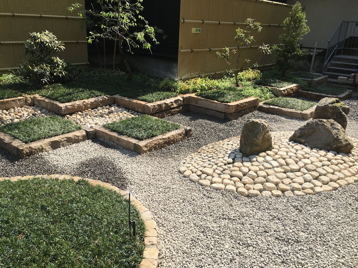 温泉旅館の日本庭園に自動散水システム導入