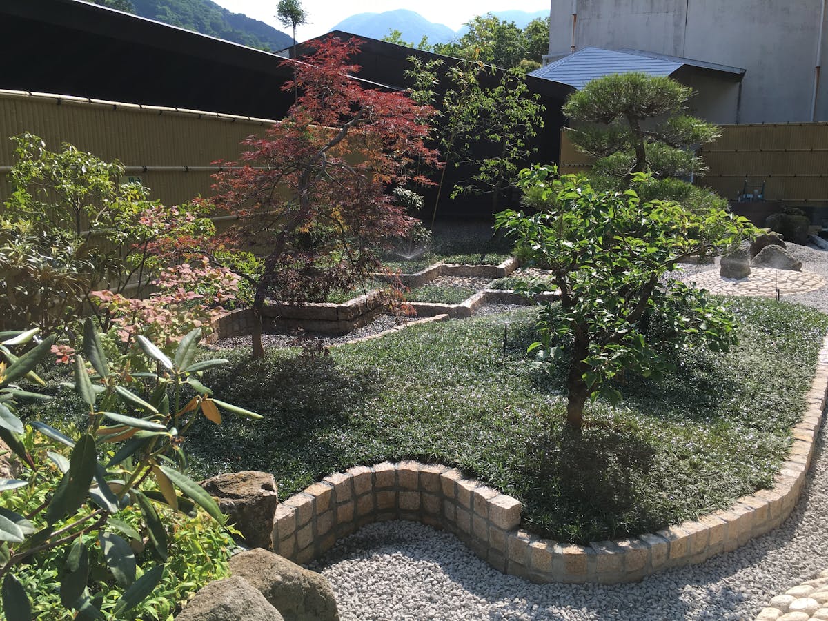 温泉旅館の日本庭園に自動散水システム導入