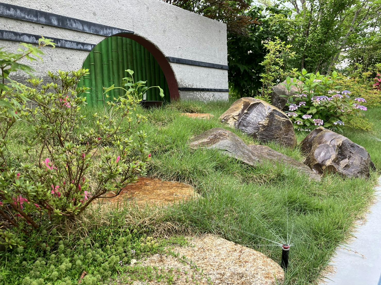 個人邸の施工例】芝生のお庭にMRMスプリンクラーを導入。