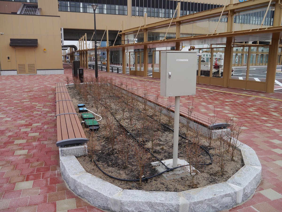 富山県の「新高岡駅前」に自動散水システムを導入しました。電源式散水コントローラーとドリップチューブ