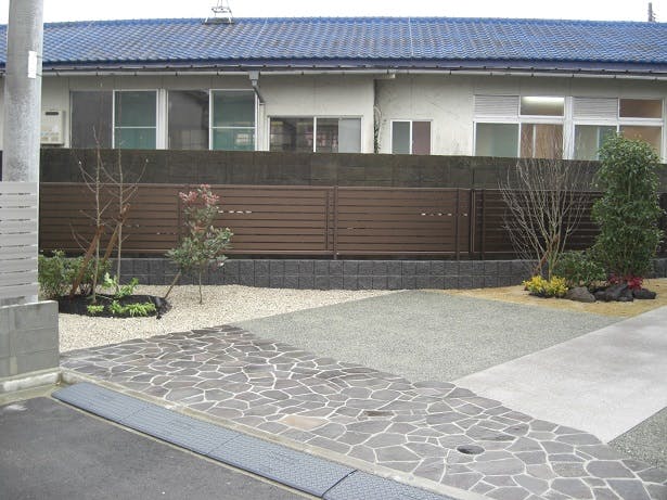 福岡県の水やり管理ができない、モダン一軒家を彩る外構に自動散水を導入。