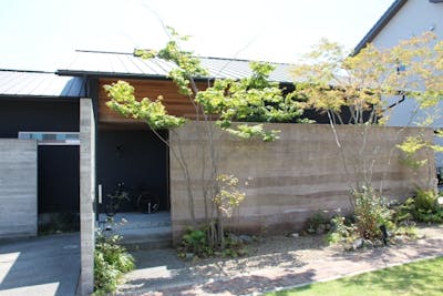 【個人邸の自動散水施工事例】一軒家を彩る外構にスプリンクラーを導入。