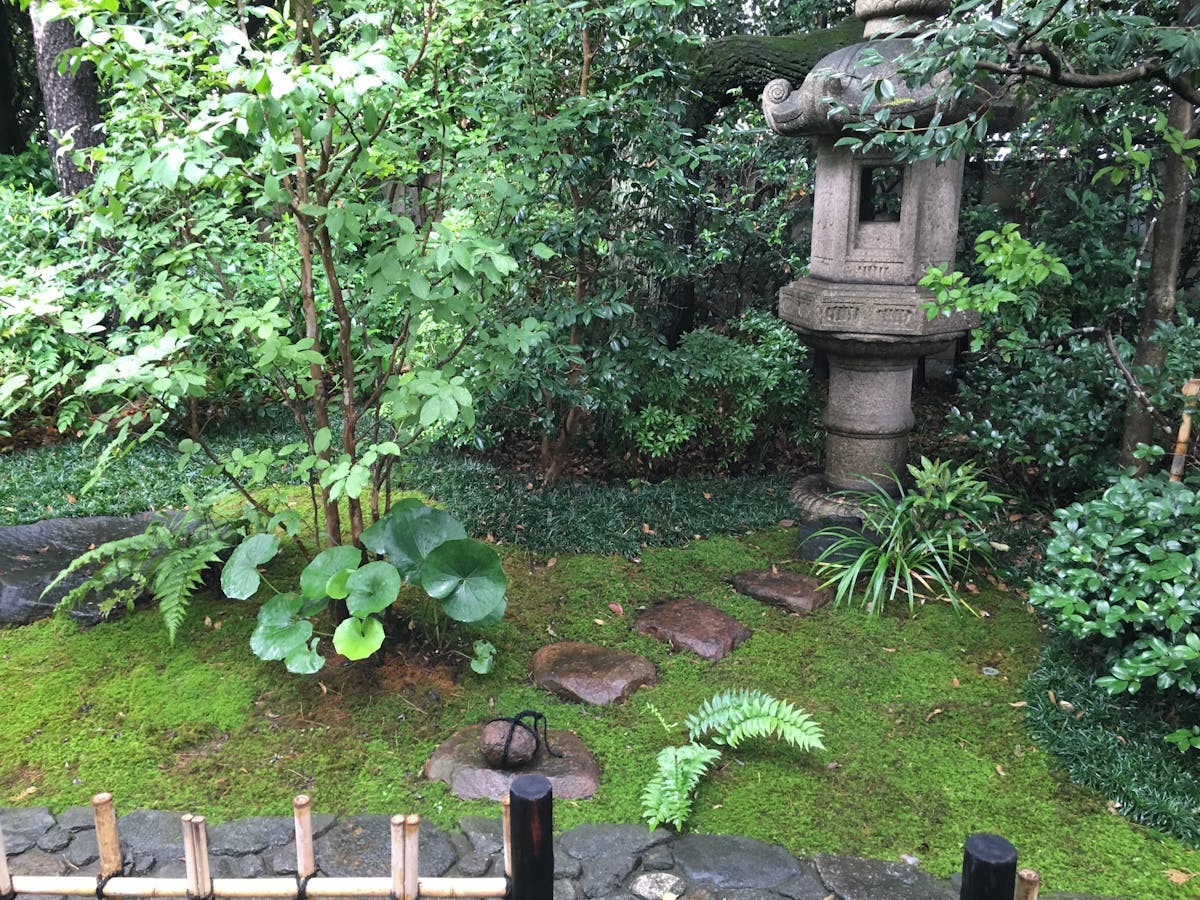 日本庭園にも目立たない散水機