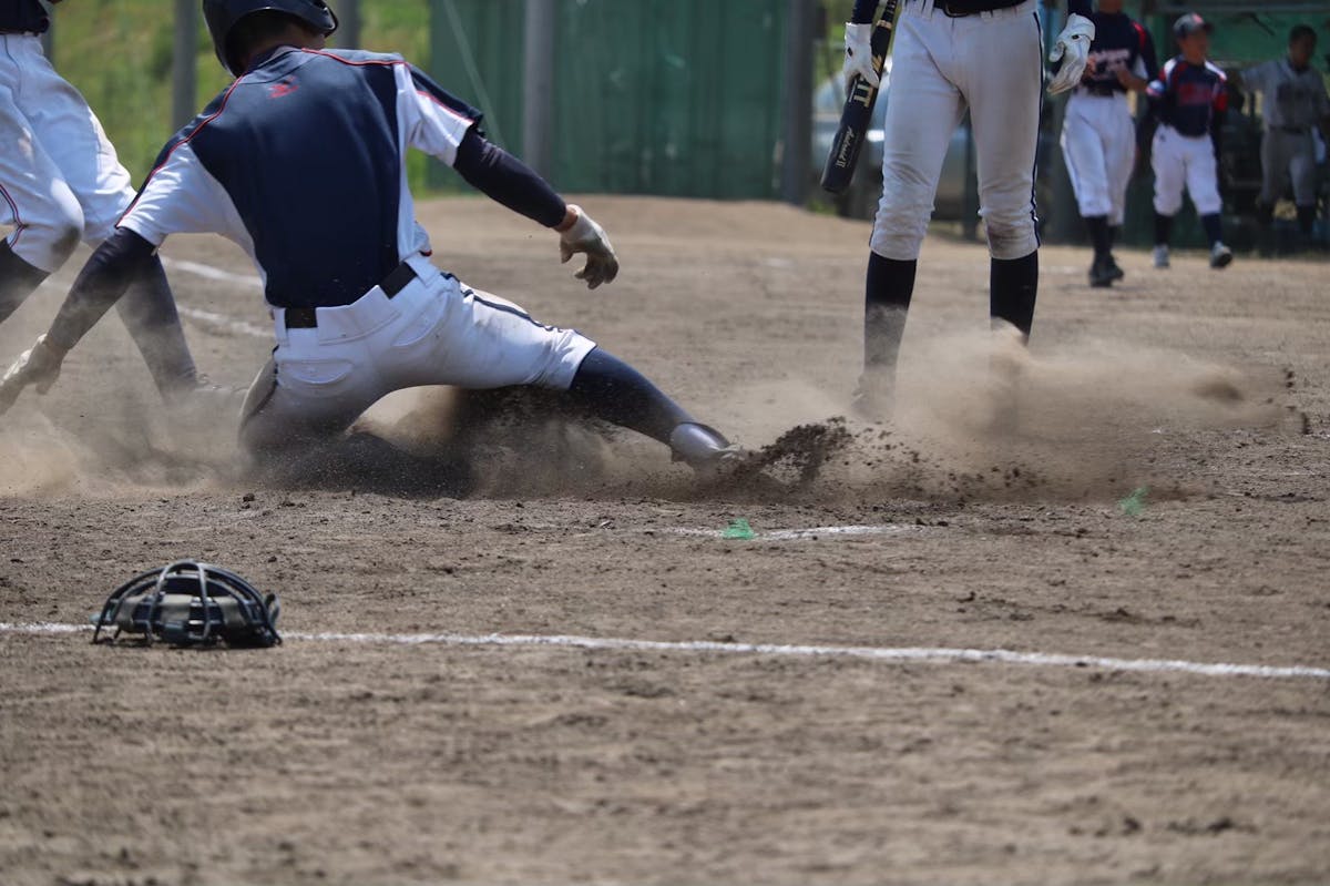 野球スライディング