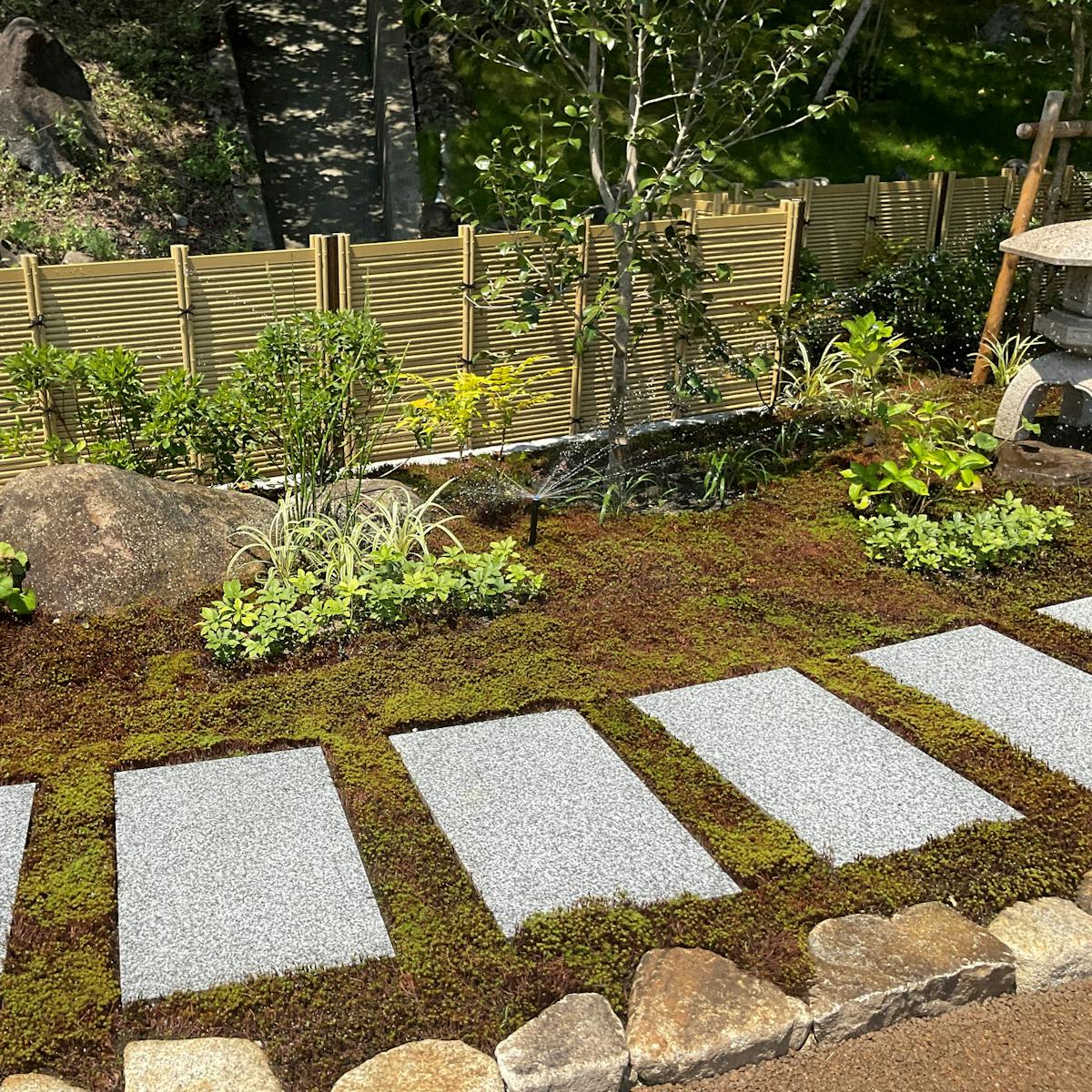 日本庭園に設置した散水スプリンクラー