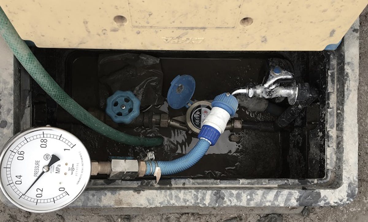 散水システム導入の為に水圧計にて水圧を計る。