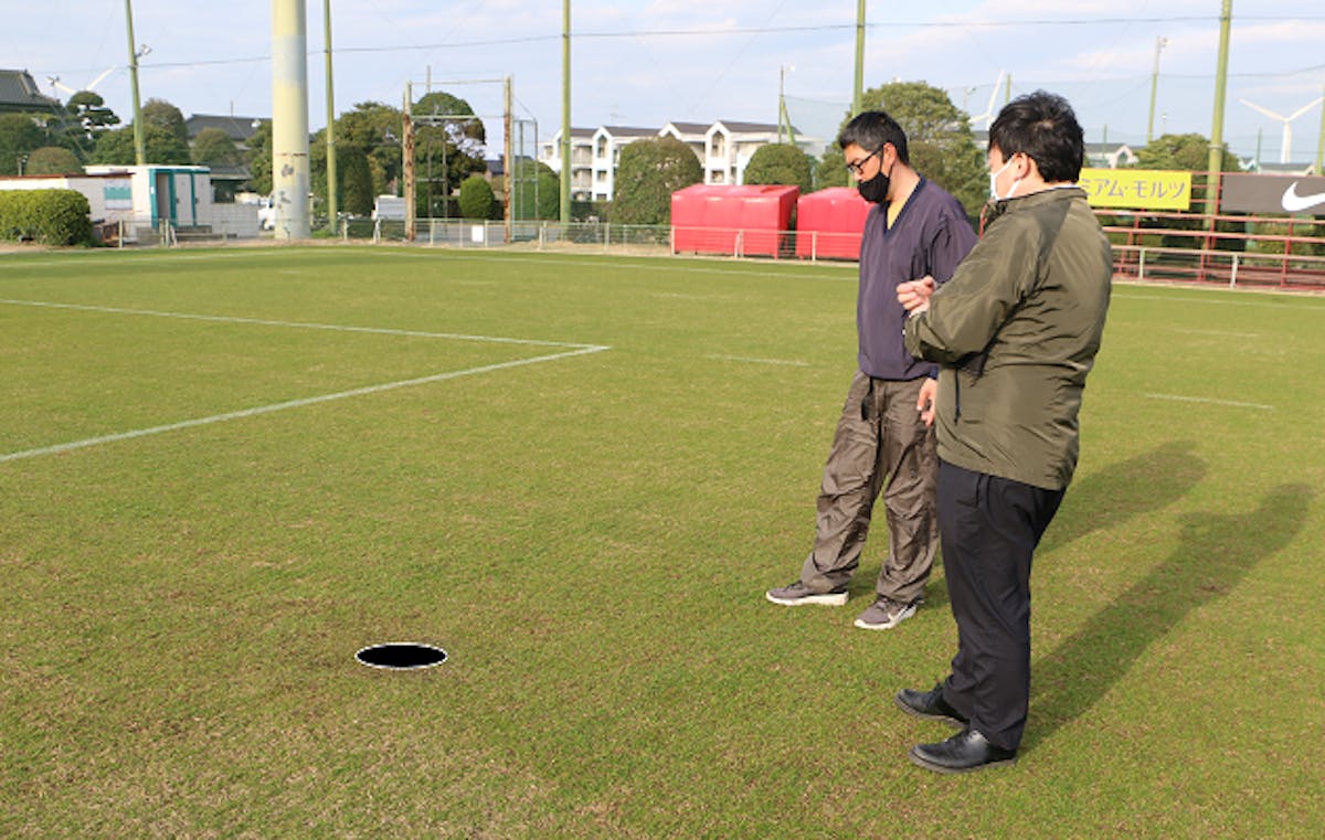 散水システムの現場調査を実施している散水機.comの専門スタッフ