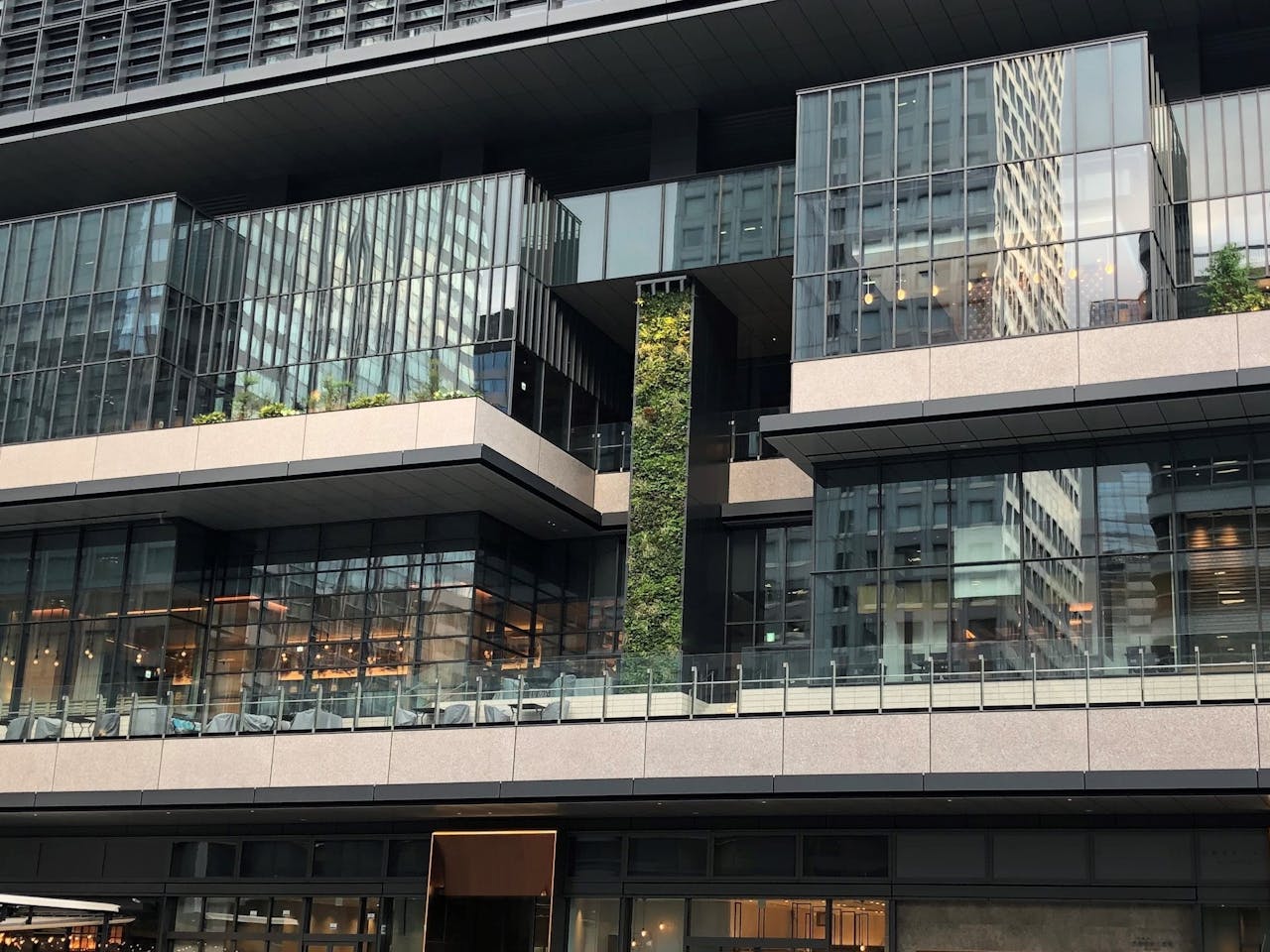 外構と壁面緑化施工例 2022年竣工複合商業ビルＴ 東京都・千代田区