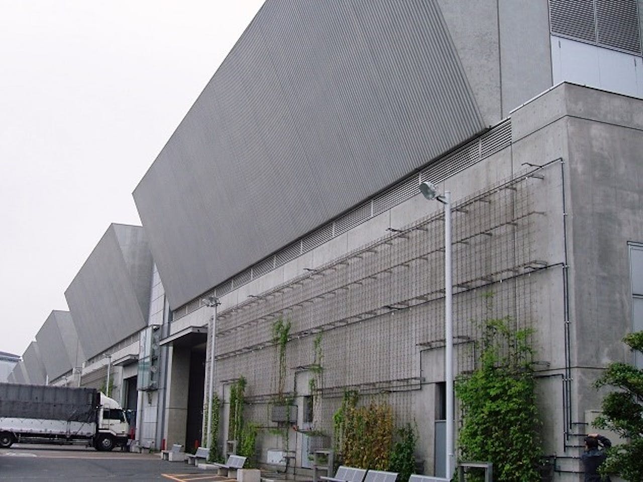 壁面緑化への導入例 有名大型展示場Ｂ 東京都・江東区