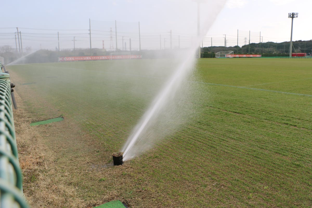 サッカーチームの練習フィールドに導入されている散水スプリンクラー