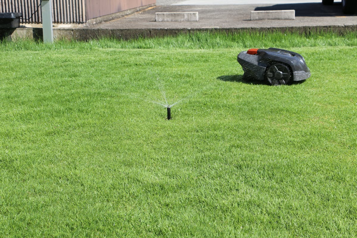 ハスクバーナー社の自動芝刈り機と自動散水システム